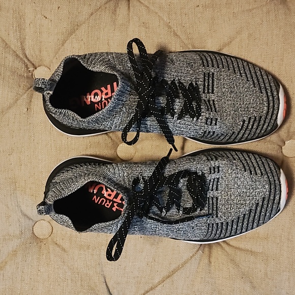 Under Armor gray slip-on run strong size 5 kids sneaker - Picture 2 of 6
